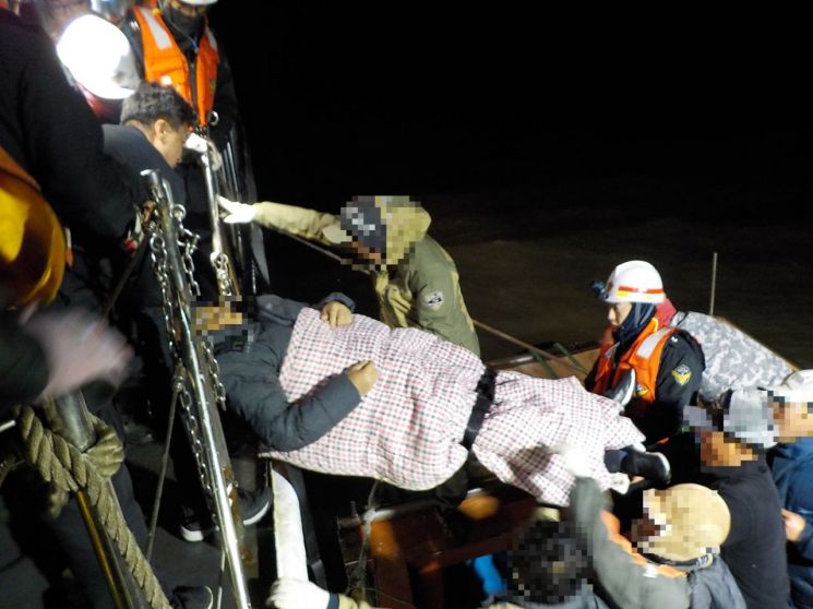 목포해양경찰서는 전남 진도군 조도면 관매도에서 60대 응급환자가 발생해 릴레이 긴급 이송했다. (사진제공=목포해양경찰서)