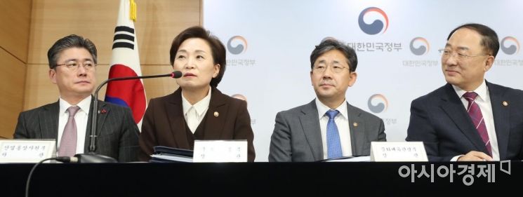 [포토]질문 답변하는 김현미 장관 