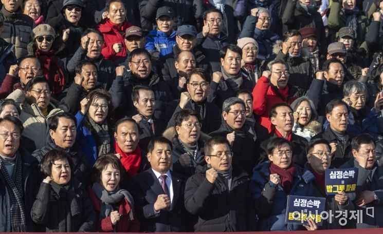 [포토] 나흘연속 장외 집회 이어가는 한국당