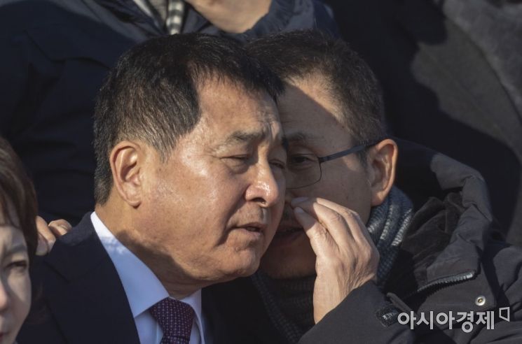 황교안 자유한국당 대표가 19일 국회 본청 앞 계단에서 열린 '패스트트랙 법안 저지 규탄 대회'에 참석, 심재철 원내대표와 이야기를 나누고 있다./윤동주 기자 doso7@