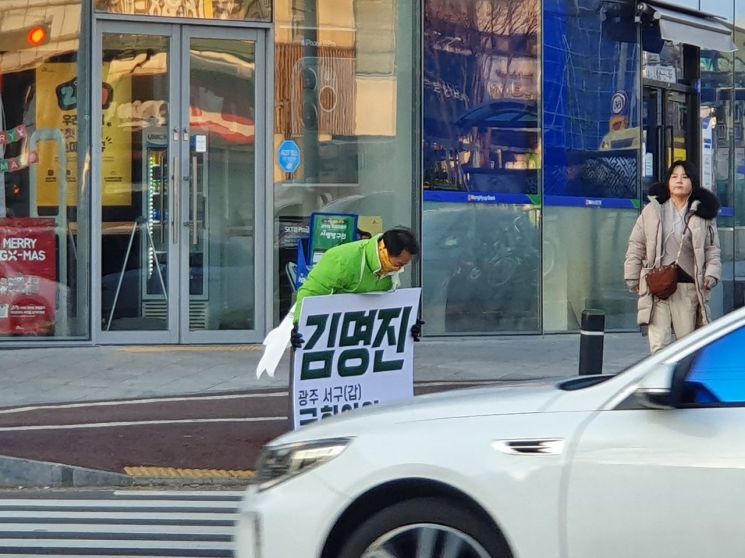 김명진 서구갑 예비후보, 출근길 인사로 현장 행보 이어가
