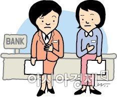 女은행원 유니폼 폐지두고…"성차별" vs "편해서 좋아"