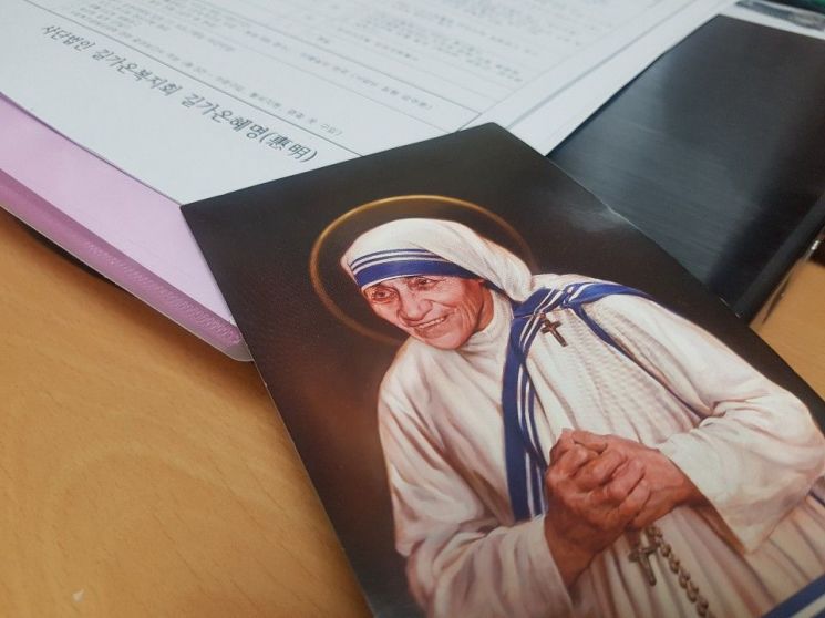 외국에 나갔던 지인이 가져다 주었다는 테레사 수녀 모습이 담긴 엽서. 배 원장 책상 뒷편 선반에 놓여져 있다. 잠시 보여달라고 해 사진을 찍었다. (사진=이현주 기자)