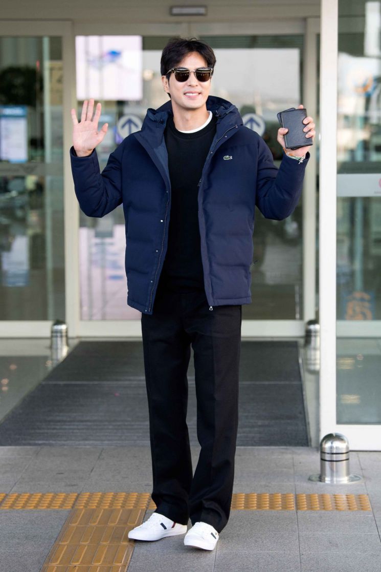 김지석, 공항 패션 "숏다운으로 댄디하게"