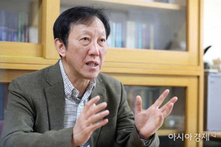 이인호 서울대 경제학부 교수가 지난 12월 20일 아시아경제와 인터뷰하고 있다. /문호남 기자 munonam@