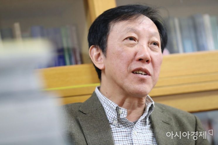 이인호 서울대 경제학부 교수가 지난 12월 20일 아시아경제와 인터뷰하고 있다. /문호남 기자 munonam@