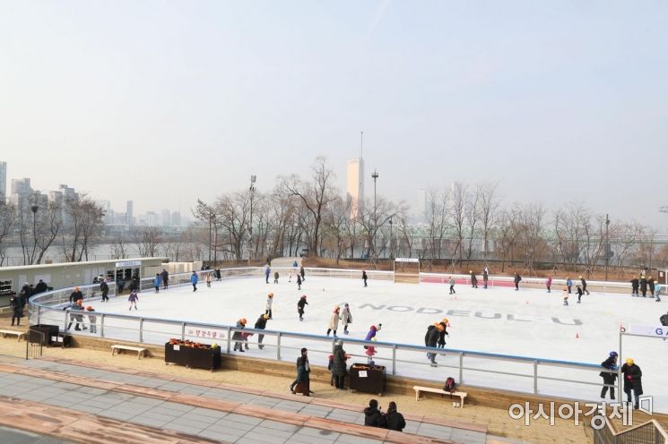 22일 서울 용산구 노들섬 스케이트장에서 시민들이 스케이트를 타고 있다. /문호남 기자 munonam@