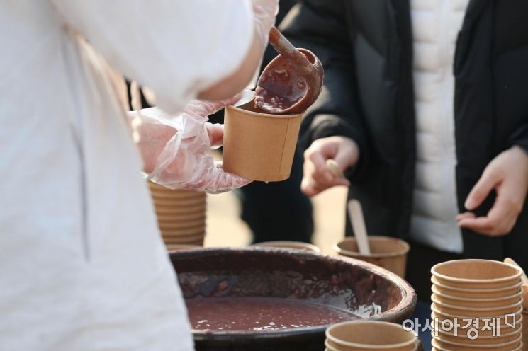 서울 중구 남산골한옥마을에서 열린 작은 설 동지 행사에서 관계자들이 시민들에게 팥죽을 나눠주고 있다. [아시아경제 자료사진]