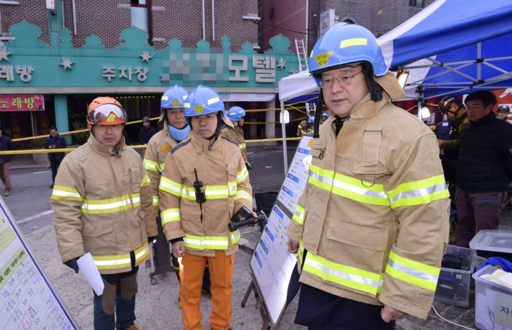 이용섭 광주광역시장은 22일 발생한 광주시 북구 두암동 모텔화제 현장을 찾아 시 소방안전본부로부터 사고 현황을 보고받고 관계자들에게 부상자 치료, 원인규명 등 사고수습에 만전을 기해줄 것을 당부했다. 사진은 소방 관계자로부터 사고현황을 보고받고 있는 이용섭 광주광역시장. 사진=광주광역시 제공