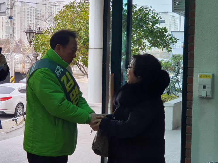 김명진 광주광역시 서구갑 국회의원 예비후보가 후보 등록 후 첫 휴일인 22일 현장을 찾아다니며 지지를 호소했다. 사진=김명진 예비후보