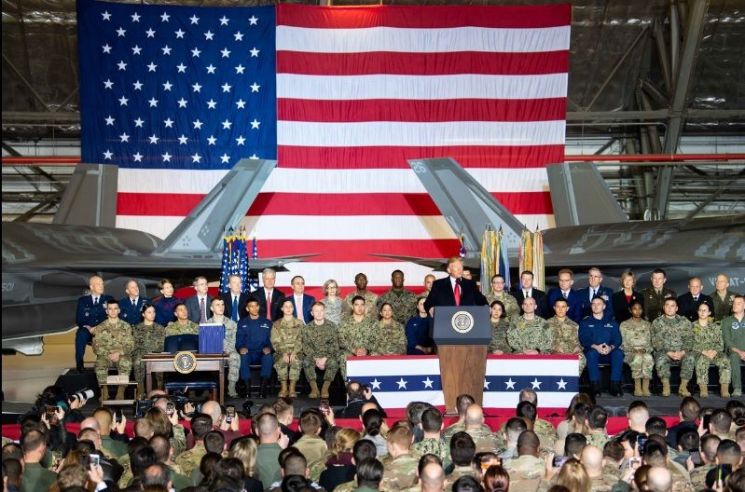 트럼프 미국 대통령은 20일(현지시간) 메릴랜드 주 앤드류스 공군기지에서 현 공군 우주사령부를 우주군으로 격상한다는 내용이 담긴 '2020 회계연도 국방수권법(NDAA)'에 서명했다.(사진=미국 국방부 홈페이지/www.defense.gov)