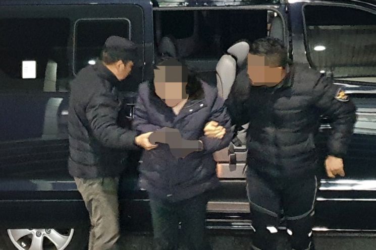 광주 모텔 방화 용의자인 김모(39)씨가 22일 오후 광주 북부경찰서에 압송되고 있다. [이미지출처=연합뉴스]