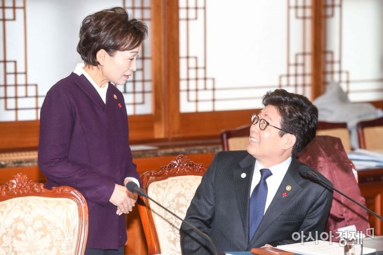 [포토]의견 나누는 김현미 장관-조명래 장관