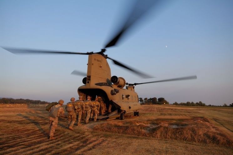 미 국방부가 23일 한국 특수전사령부와 주한미군의 근접전투 훈련 사진 12장을 홈페이지에 공개했다.
    사진은 미군 특전대원들이 강원도에서 치누크(CH-47) 헬기 강하 훈련을 하는 모습. [이미지출처=연합뉴스]