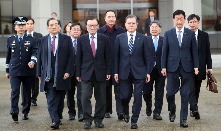 중국에서 열리는 한중일 정상회의에 참석하는 문재인 대통령이 23일 서울공항에서 환송 나온 더불어민주당 이해찬 대표 등과 이동하고 있다. [이미지출처=연합뉴스]