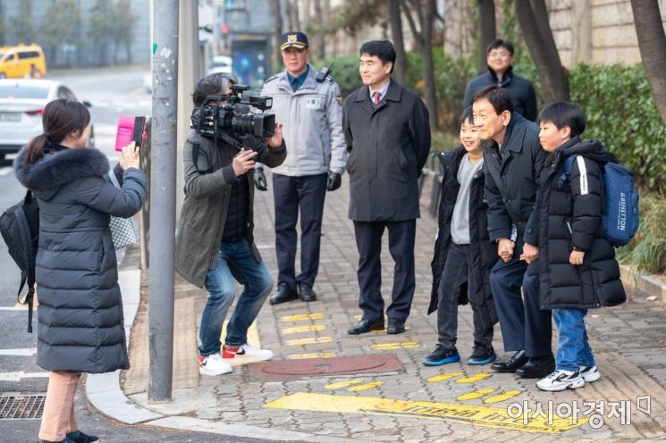[포토]하굣길 초등학생들과 사진촬영하는 진영 장관