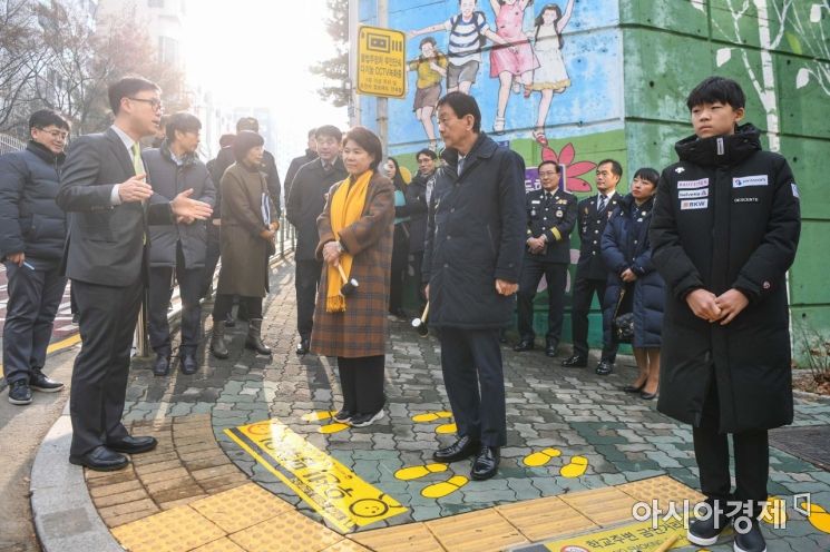 [포토]초등학교 앞 교통상황 점검 나선 진영 장관