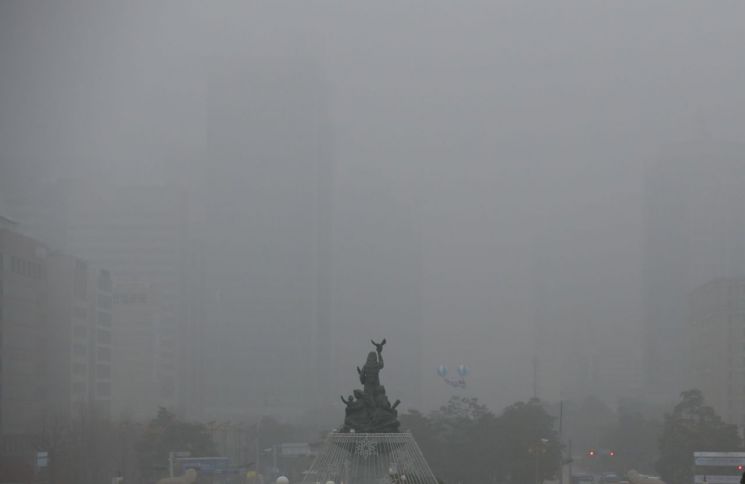 [오늘날씨] 희뿌연 '크리스마스 이브'…오후엔 포근, 미세먼지 '나쁨'
