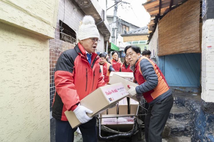 최신원 SK네트웍스 회장, 소외 이웃 돕는 쪽방촌 봉사활동 참여