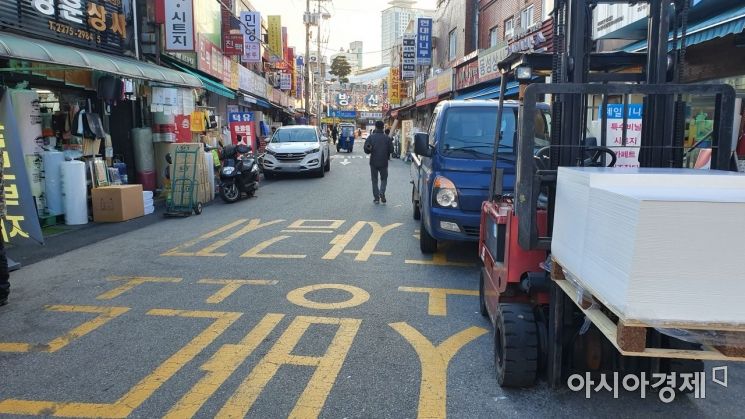 서울 중구 방산시장 집입로에 인근 상인들의 차량이 장시간 주차돼 있다./이정윤 기자