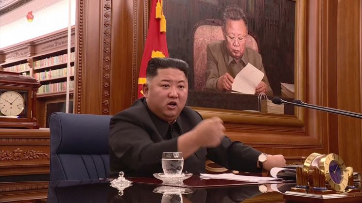 북한은 김정은 국무위원장이 주재한 가운데 제7기 제3차 확대회의를 열고 국방력 강화하기 위한 문제를 논의했다고 22일 조선중앙TV가 보도했다. 회의를 주재하는 김 위원장의 모습.