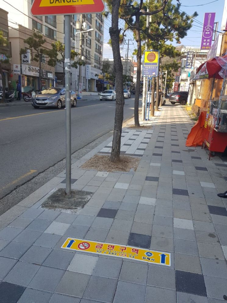 김해시가 버스.택시 승강장에 설치한 금연 바닥 안내판 모습 / 김해시 제공