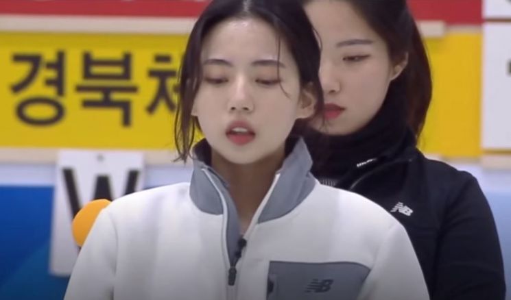 송유진 선수(흰 옷)/사진='2019-2020 코리아 컬링리그' 경기 화면 캡처