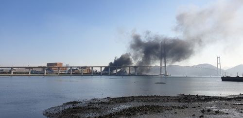 폭발사고로 추정되는 화재가 발생한 광양제철소에 검은 연기가 치솟고 있다. [이미지출처=연합뉴스]