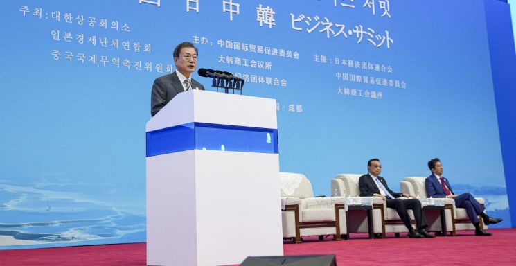 문재인 대통령이 24일(현지시간) 쓰촨성 청두 세기성 박람회장에서 열린 한중일 비즈니스 서밋에서 연설 하고 있다. [이미지출처=연합뉴스]