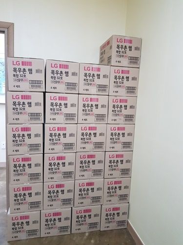 임자면 재원도에 사는 최별종 씨가 연말연시를 맞아 신안군 중증장애인들이 건강하고 따뜻한 겨울을 보낼 수 있도록 햄 선물세트 100개를 기탁했다. (사진제공=신안군)