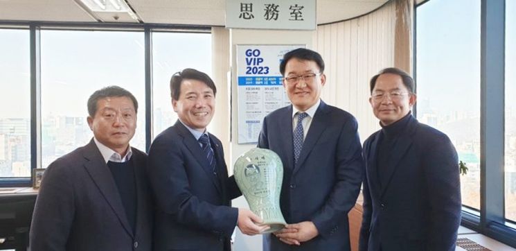 강진군, 동원 F＆B 김재옥 대표에게 감사패 전달