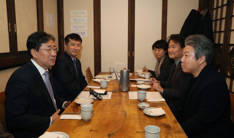 박양우 문화체육관광부 장관(앞줄 왼쪽)이 24일 명동의 한 식당에서 음악저작권 단체장들과 간담회를 갖고 인사말을 하고 있다.[사진=문체부 제공]