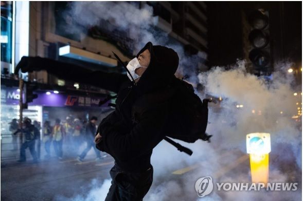 성탄 전야에도 격렬 시위 홍콩…최루탄·화염병 등장