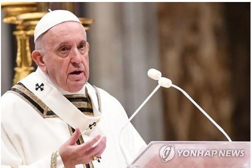성탄 전야 미사 집전하는 프란시스코 교황/사진=AFP/연합뉴스