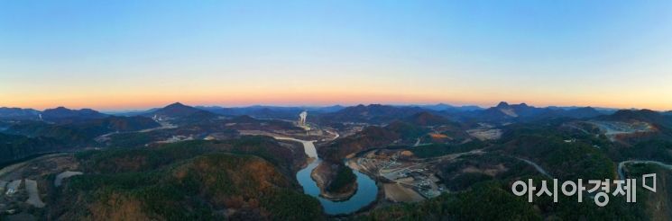 [포토]한반도지형 위로 붉게 물든 하늘 