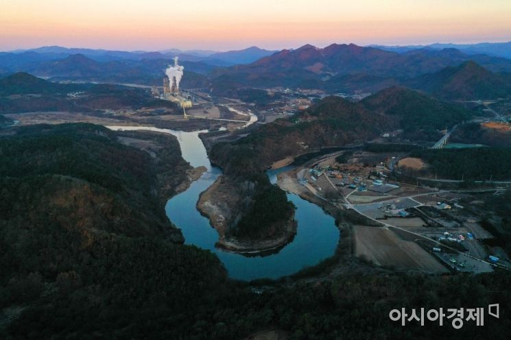 강원 영월 선암마을 한반도지형에 따스한 햇살이 스며듭니다. 새해에는 이분법적 논리가 사그라들고 합리적인 토론과 화합이 들어서기를 바랍니다. /문호남 기자 munonam@