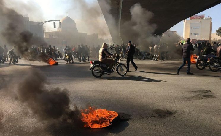지난달 16일(현지시간) 이란정부의 휘발유가격 50% 인상에 항의하는 이란시민들의 시위모습 [이미지출처=연합뉴스]