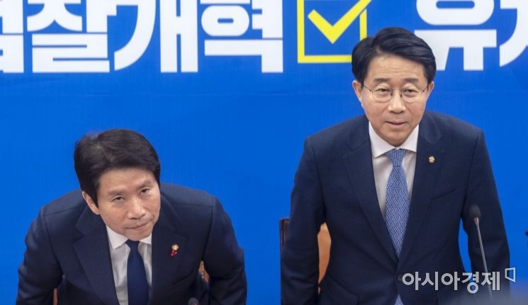 [포토] 자리에 앉는 이인영 원내대표