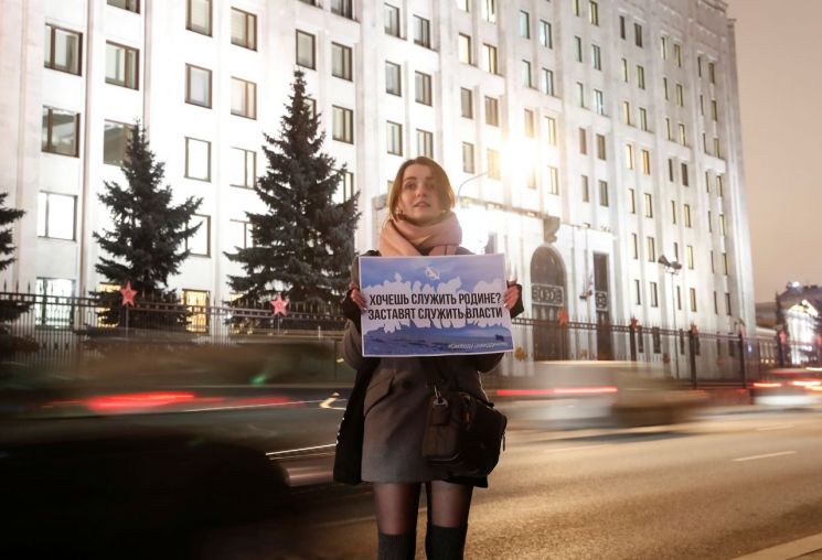 루슬란 샤베디노프의 강제징집에 반발해 한 러시아 시민이 시위를 벌이고 있다. [이미지출처=로이터연합뉴스]