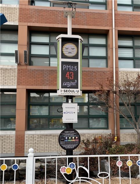 초등학교 운동장에 설치된 미세먼지 간이측정기, 미세먼지 신호등 모습 (제공=서울시)