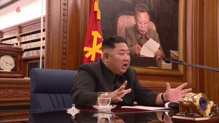 북한은 김정은 국무위원장이 주재한 가운데 제7기 제3차 확대회의를 열고 국방력 강화하기 위한 문제를 논의했다고 22일 조선중앙TV가 보도했다. 회의를 주재하는 김 위원장의 모습.