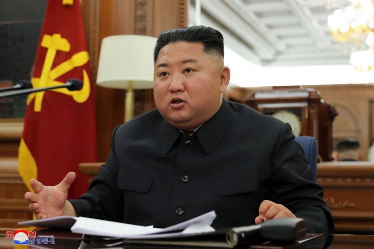 북한은 김정은 국무위원장이 주재한 가운데 제7기 제3차 확대회의를 열고 국방력 강화하기 위한 문제를 논의했다고 22일 조선중앙통신이 보도했다. 이번 회의에서는 국방력 강화 방안이 논의됐으며 인사와 군 조직개편도 단행됐다.