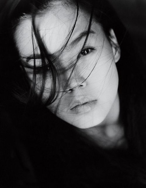 29살 겨울, 알고 지내던 프랑스 사진가가 전화를 걸어왔다. '썬!! 그 사진 썬이 찍은 거야? 그렇게 아름다운 눈빛은 처음이야.' 그랬다. 그리하여 내겐 배우 김민희의 묘한 눈빛이 담긴 사진 한 장이 남았다. (사진제공=조아조아스튜디오)