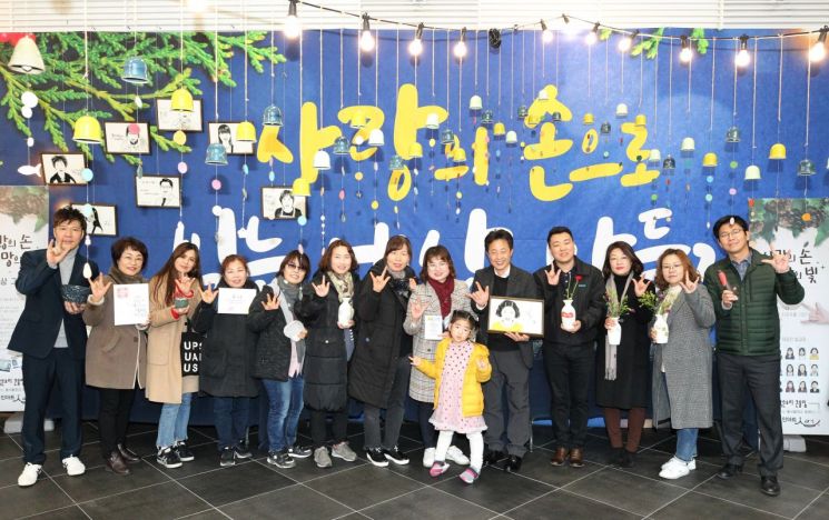 26일 한국동서발전 본사에서 열린 ‘청각장애인 제작 도자기 전시회’에서 참석자들이 기념촬영을 하고 있다.