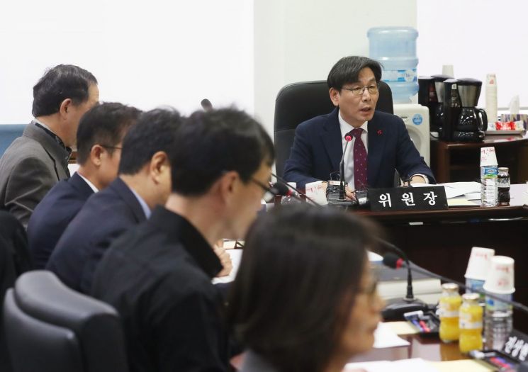 엄재식 원자력안전위원회 위원장이 24일 오전 서울 원자력안전위원회에서 열린 회의를 주재하고 있다.