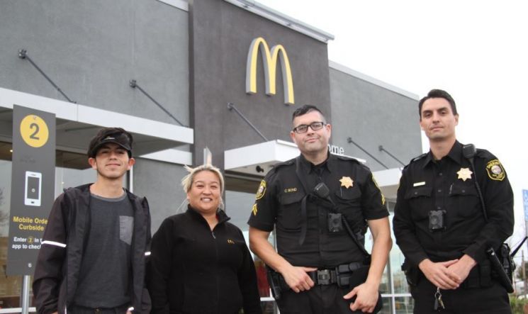 27일(현지시간) 미국 캘리포니아주 한 맥도날드 직원들이 적절한 대응으로 위험에 처했던 여성을 구했다. / 사진=캘리포니아주 샌와킨 카운티 보안관 사무실 페이스북 홈페이지