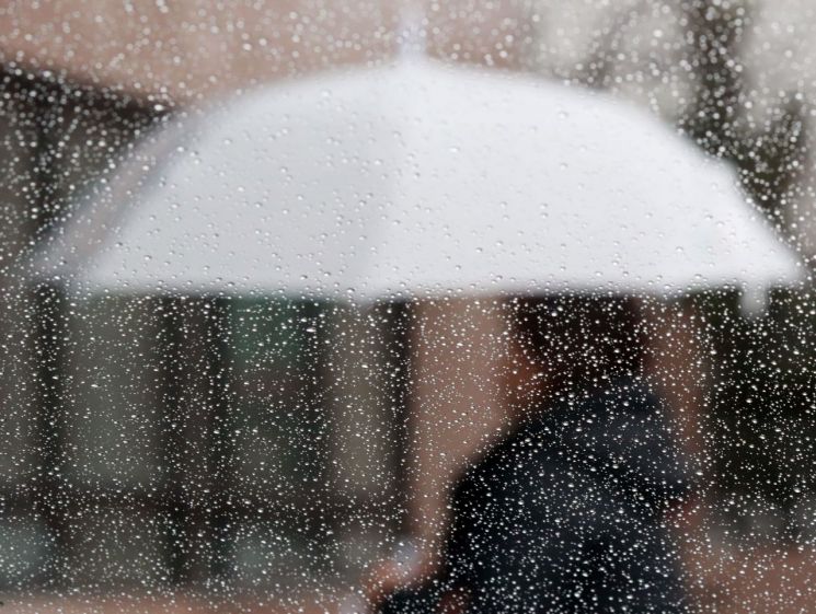비가 내린 지난 26일 오전 서울 양천구 목동 인근에서 시민이 우산을 쓰고 길을 걷고 있다. / 사진=연합뉴스