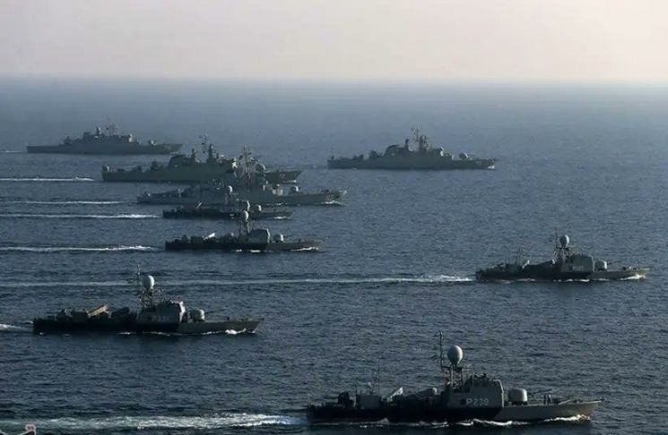 27일(현지시간) 중국과 러시아, 이란 3개국 해군은 호르무즈 해협 부근에서 나흘간 합동 해군 훈련에 돌입했다.[이미지출처=이란군 트위터/@Iran_Military]
