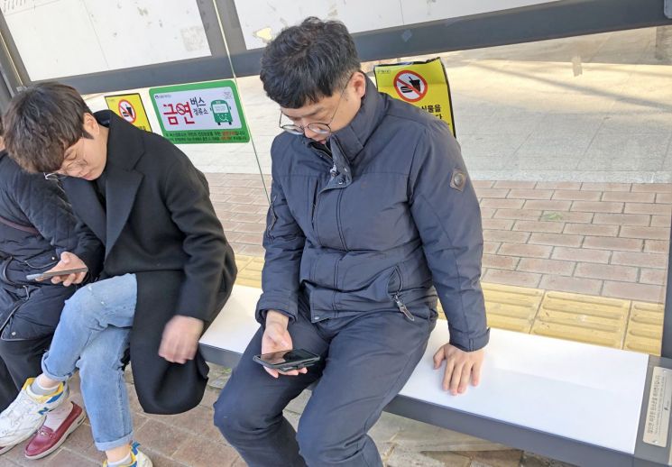 도봉구, 전국 최초 버스정류소 ‘IoT 탄소온열의자’ 설치 