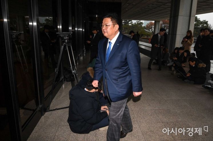 [포토]검찰 조사실 들어서는 임동호 전 민주당 최고위원